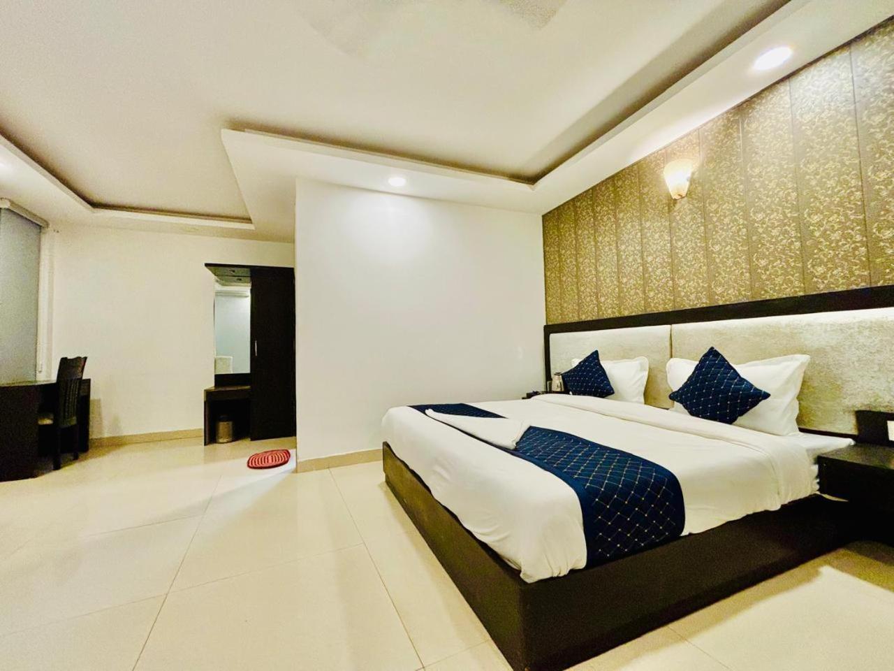 The Bellwood Suites Near Igi Airport Нью-Дели Экстерьер фото