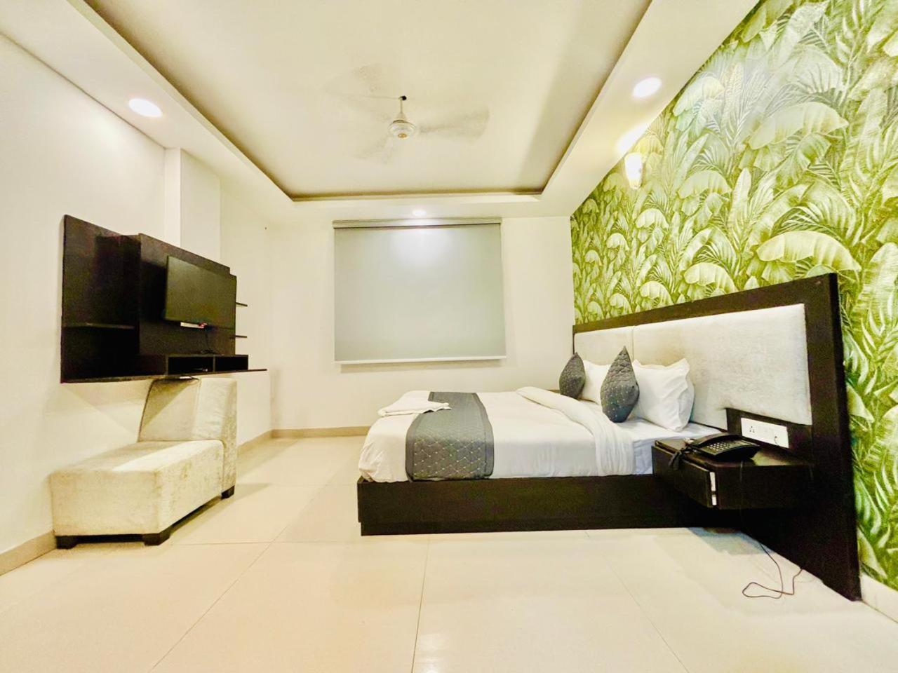 The Bellwood Suites Near Igi Airport Нью-Дели Экстерьер фото